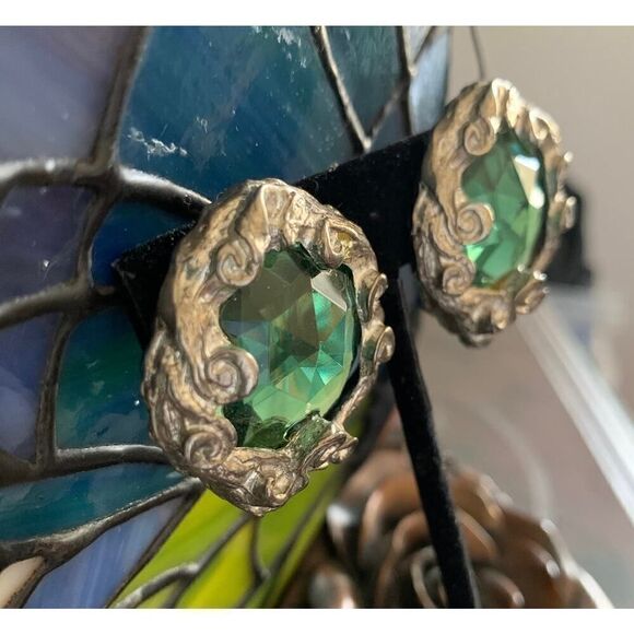 Shimmering faceted Green Clipback earrings, in Silver, Unmarked - Picture 2 of 3